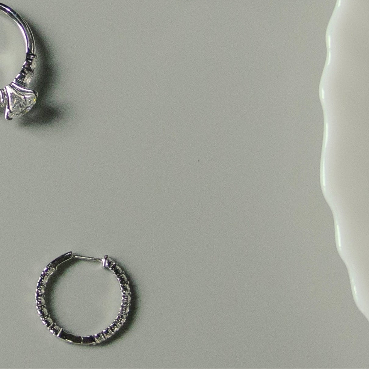 ALBA White Gold Hoop Earrings